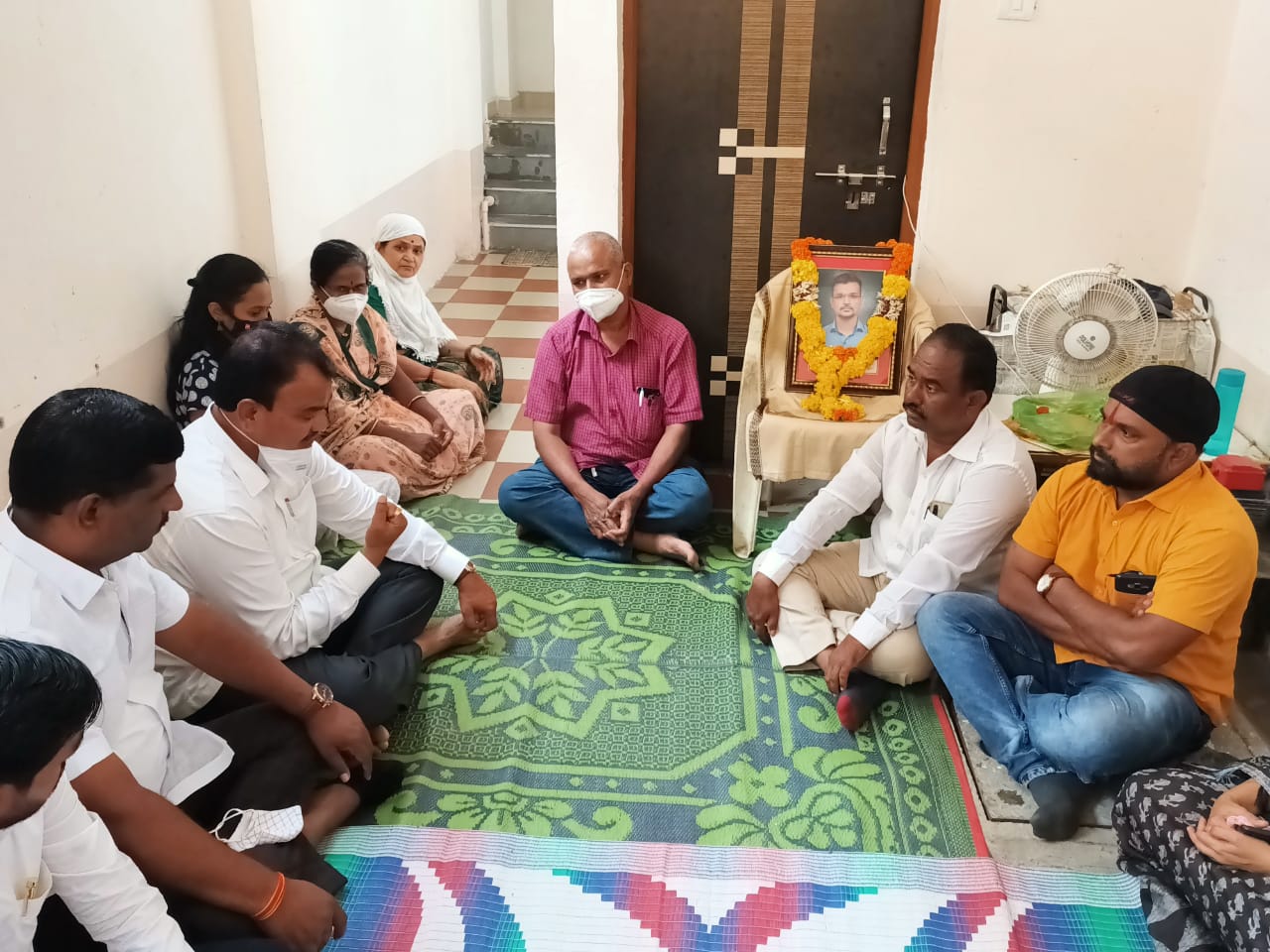 स्व.स्वप्नील लोणकर च्या कुटूंबियांना सर्वोतोपरी मदत करणार; राज्यमंत्री दत्ता मामा भरणे यांच्या कडून कुटुंबियांना 1 लाख रुपयांची मदत.