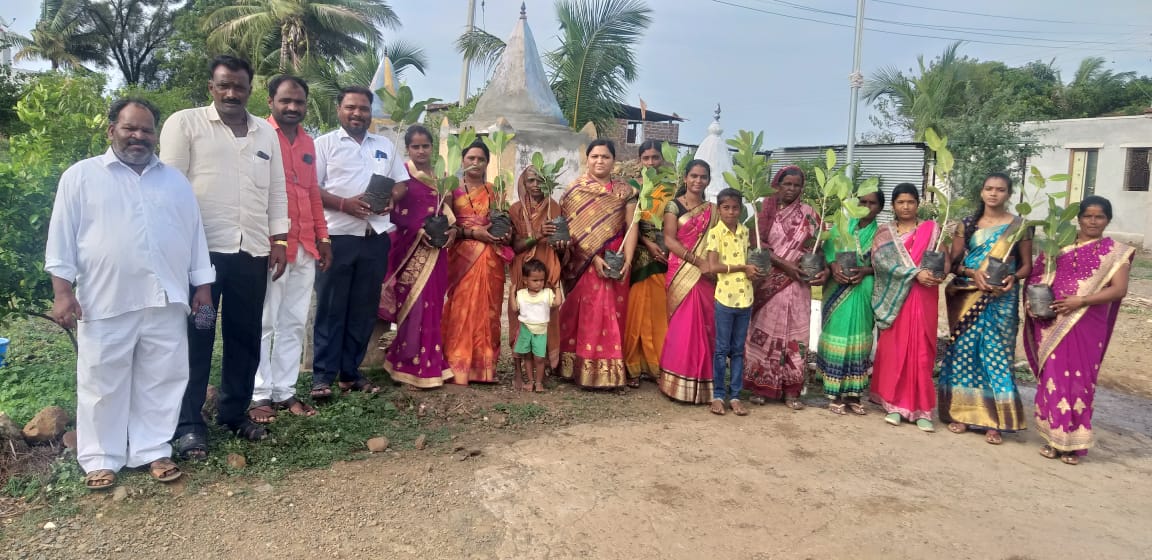 आधुनिक सावित्रिंची आधुनिक वटपौर्णिमा; वटपौर्णिमेदिवशी सरडेवाडी महिला व ग्रामस्थांनी केली वटवृक्ष लागवड