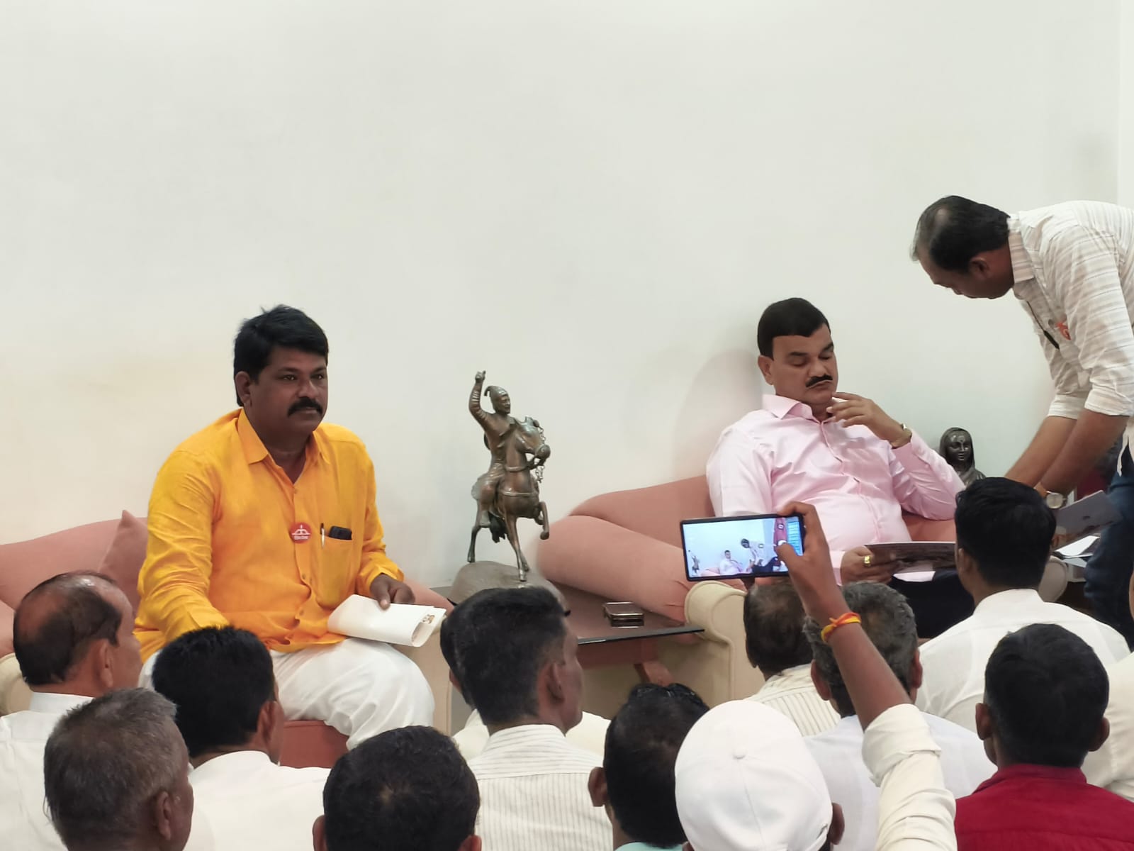करमाळा-वांगी येथे केळी संशोधन केंद्र सुरू करण्याची मागणी – कृषीमंत्र्यांकडे निवेदन