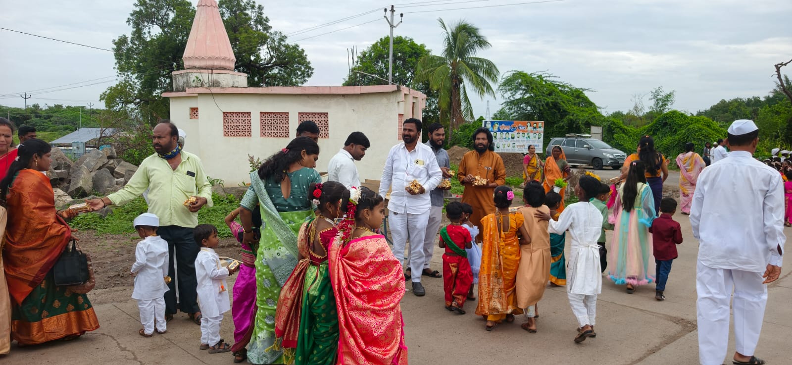 शेळगाव (इंदापूर) येथे दलित पॅंथर मुस्लिम आघाडीतर्फे वारकऱ्यांना बिस्किट वाटप!