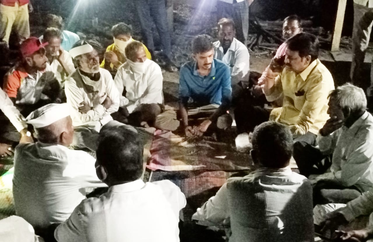 हर्षवर्धन पाटील यांचेकडून वडापुरी येथील जनावरांच्या जळीतग्रस्त गोठ्याची पाहणी 