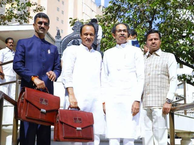 समाज उन्नतीसाठी कार्यरत पाच महामंडळांना ५०० कोटींचा निधी मंजूर. 