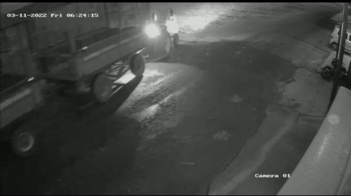 माळेगाव स. कारखाना रस्त्यावरती अपघात; धनवान अडागळे यांच्या सतर्कते मुळे  ट्रॅक्टर चालकाचे वाचले प्राण.