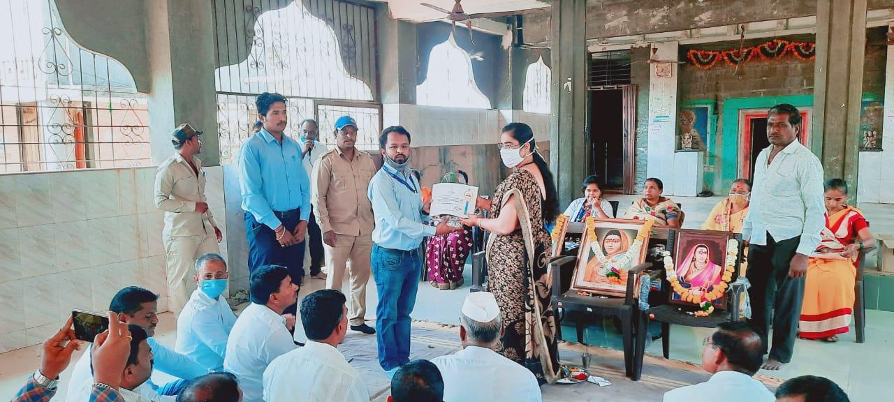 कुरकुंभ शाखा महावितरण कडून महिला दिनानिमित्त महिलांचा सन्मान.