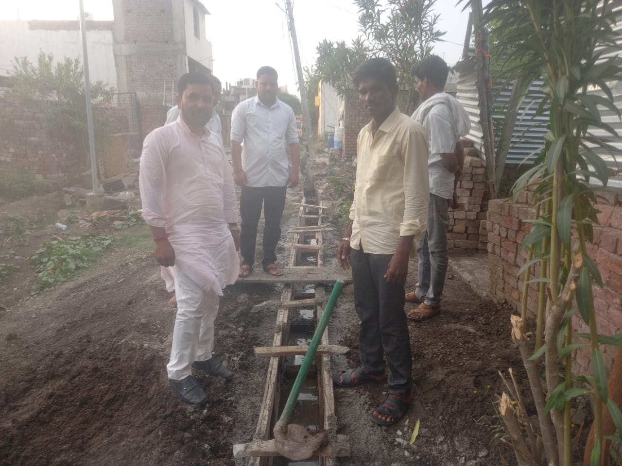 गजानन चव्हाण यांनी धरले प्रशासनास धारेवर अखेर त्या अर्धवट नालीचे बांधकाम सुरू