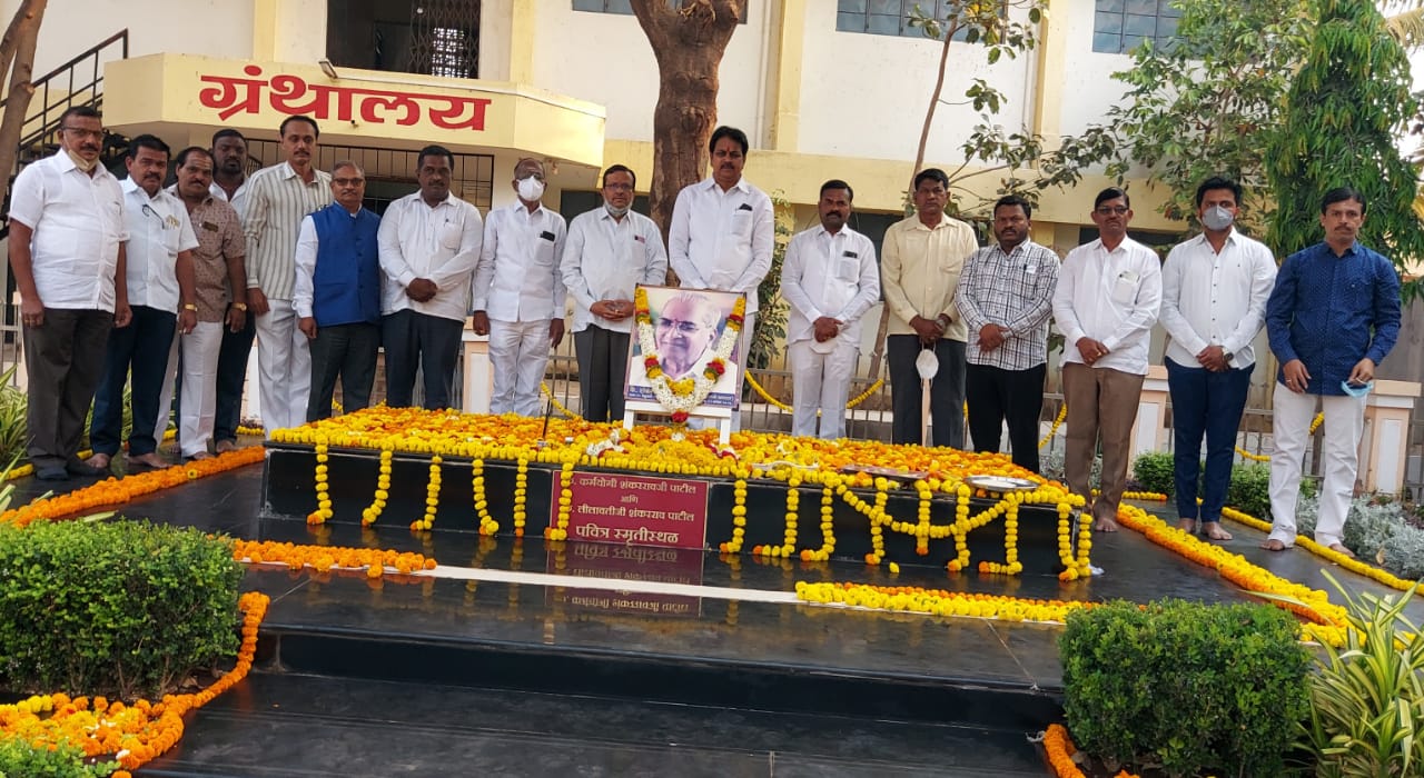 कर्मयोगी शंकररावजी पाटील (भाऊ) यांच्या समाधीस्थळाचे दर्शन घेऊन हर्षवर्धन पाटील यांनी केले अभिवादन