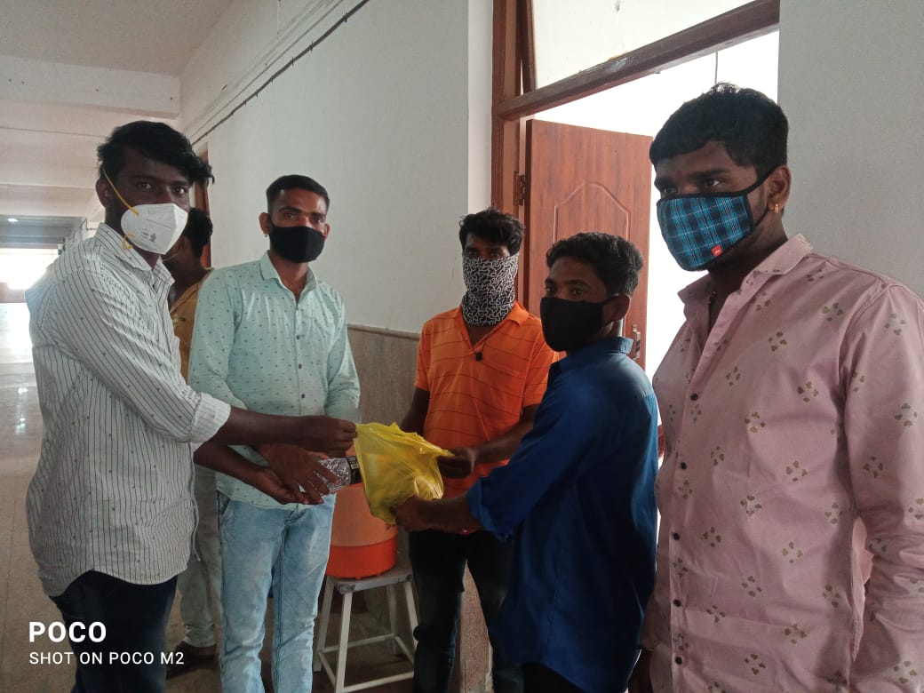 बावडा येथील कोरोना सेंटरच्या रुग्णांना राजवर्धन दादा युवामंचा कडून अल्पोपहार आणि मास्क,सेनिटायझरचे वाटप  