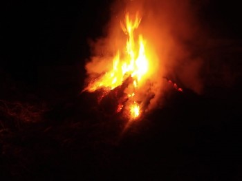 गोठ्याला भीषण आग कडबा,काड तटपत्री व शेतकाम अवजारे  जळून खाक