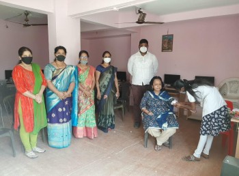 इंदापूरात राधिका बचत गटाच्या माध्यमातून महिला दिनी 124 महिलांची मधुमेह तपासणी  