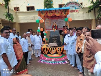 हू. बहिर्जी शिंदे यांचे संगमरवरी शिल्पाचे अनावरण.