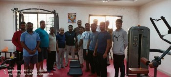शरीररूपी मंदिरातील अनावश्यक गोष्टींचा नाश करणाऱ्या व्यायामशाळेतील साहित्यांची पूजा करत दसरा सण साजरा.
