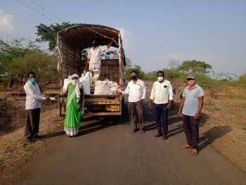 पळसदेव शासनाचे मोफत स्वस्त धान्य वितरण कार्यक्रमातंर्गत माळेवाडी, पळसदेव मधील गीता ग्रामीण बिगरशेती सहकारी पतसंस्थेचे चेअरमन श्री हनुमंत (नाना) बनसुडे यांच्या सूचनेनुसार  लाभार्थ्यांना घरपोच धान्य वाटप 