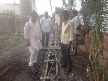 गजानन चव्हाण यांनी धरले प्रशासनास धारेवर अखेर त्या अर्धवट नालीचे बांधकाम सुरू
