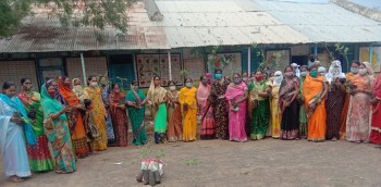 कांदलगावात ‘साऊ-जिजाऊ’च्या लेकींनी झाडे घेतली दत्तक